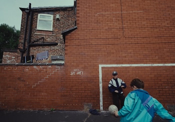 Un segundo teaser, con un niño que patea un balón, alimentó las especulaciones sobre Manchester.