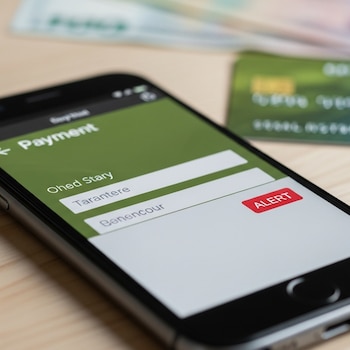 Riesgos en pagos online: Alerta en transacciones con smartphone - VisualesIA ScribNews