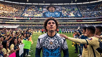La modificación del calendario coincidió con el anuncio del homenaje al guardameta, quien volverá a encontrarse con la afición azulcrema en un duelo clave para las aspiraciones del equipo en el torneo. (Ilustración: Infobae México)