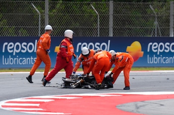 Los operarios retiran la moto del piloto español de Moto GP Álex Márquez del equipo BK8 Gresini Racing tras su caída durante la carrera del Gran Premio de Cataluña (EFE/Siu Wu)