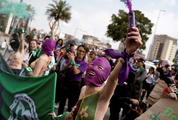 Las mujeres participan en una