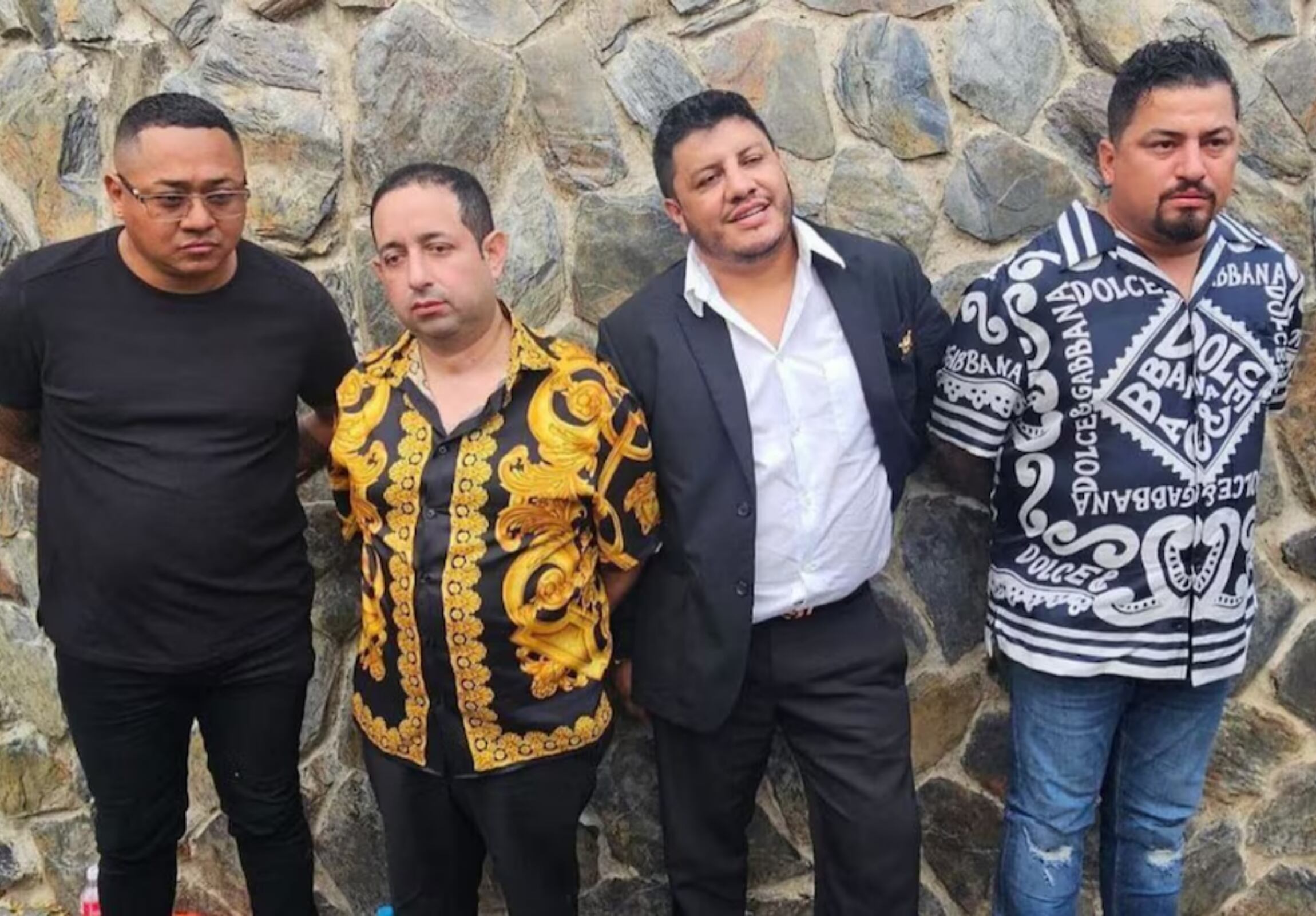 A la izquierda de la foto, vestido completamente de negro, alias Fede, cuando fue detenido en una narcofiesta. (API)