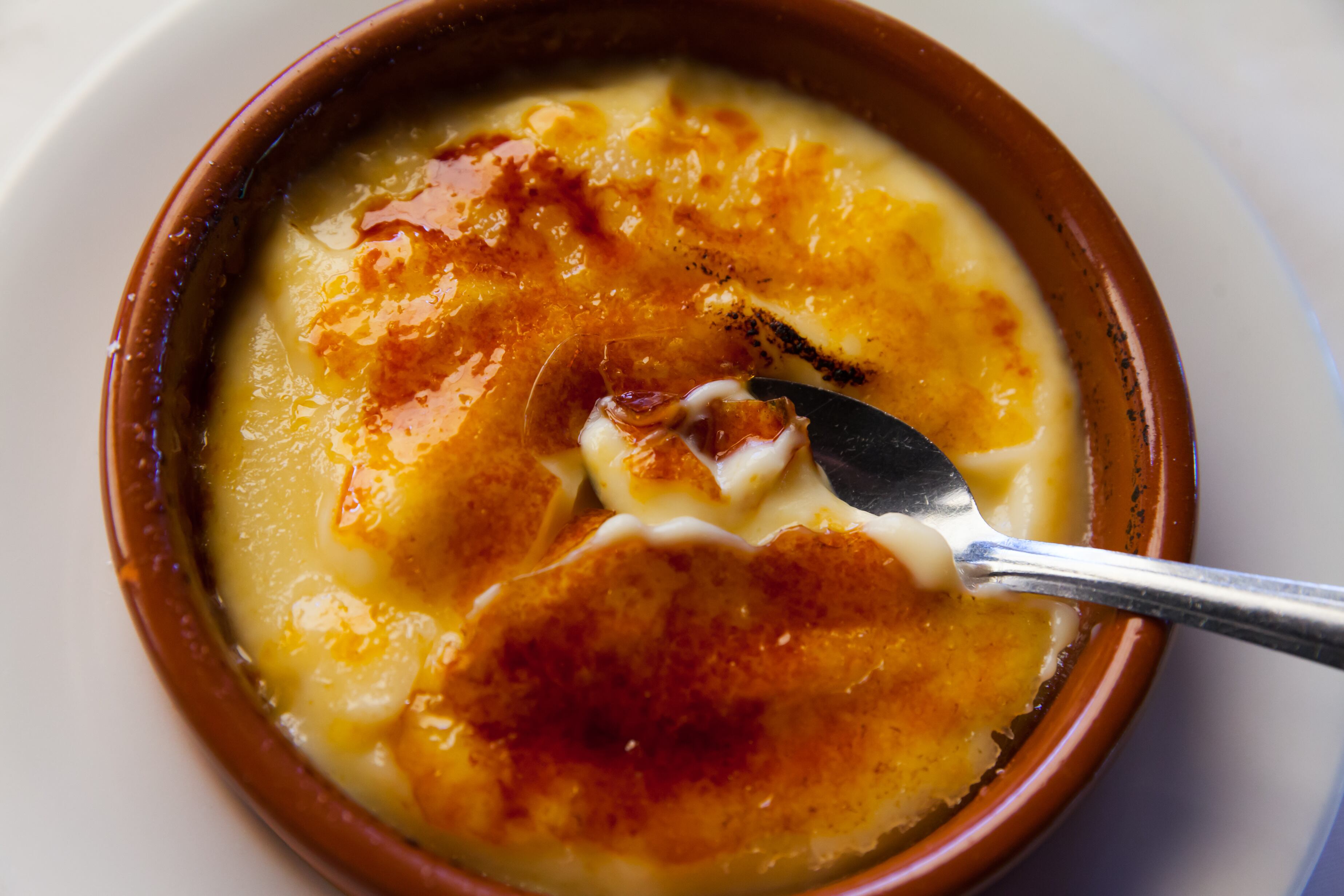 Cómo hacer crema catalana (Adobe Stock)