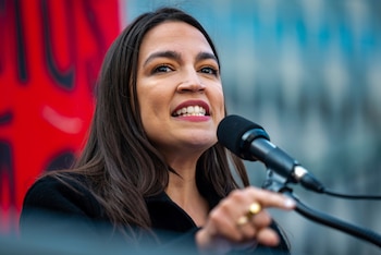 La representante demócrata de Nueva York Alexandria Ocasio-Cortez habla en la marcha del Primero de Mayo de NYCLU por los derechos de los trabajadores y los migrantes en la plaza Foley (AP Foto/Angelina Katsanis, Archivo)