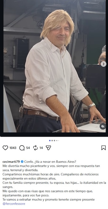 Captura de pantalla de un mensaje en redes sociales con la foto de un hombre con peluca rubia en un estudio de televisión