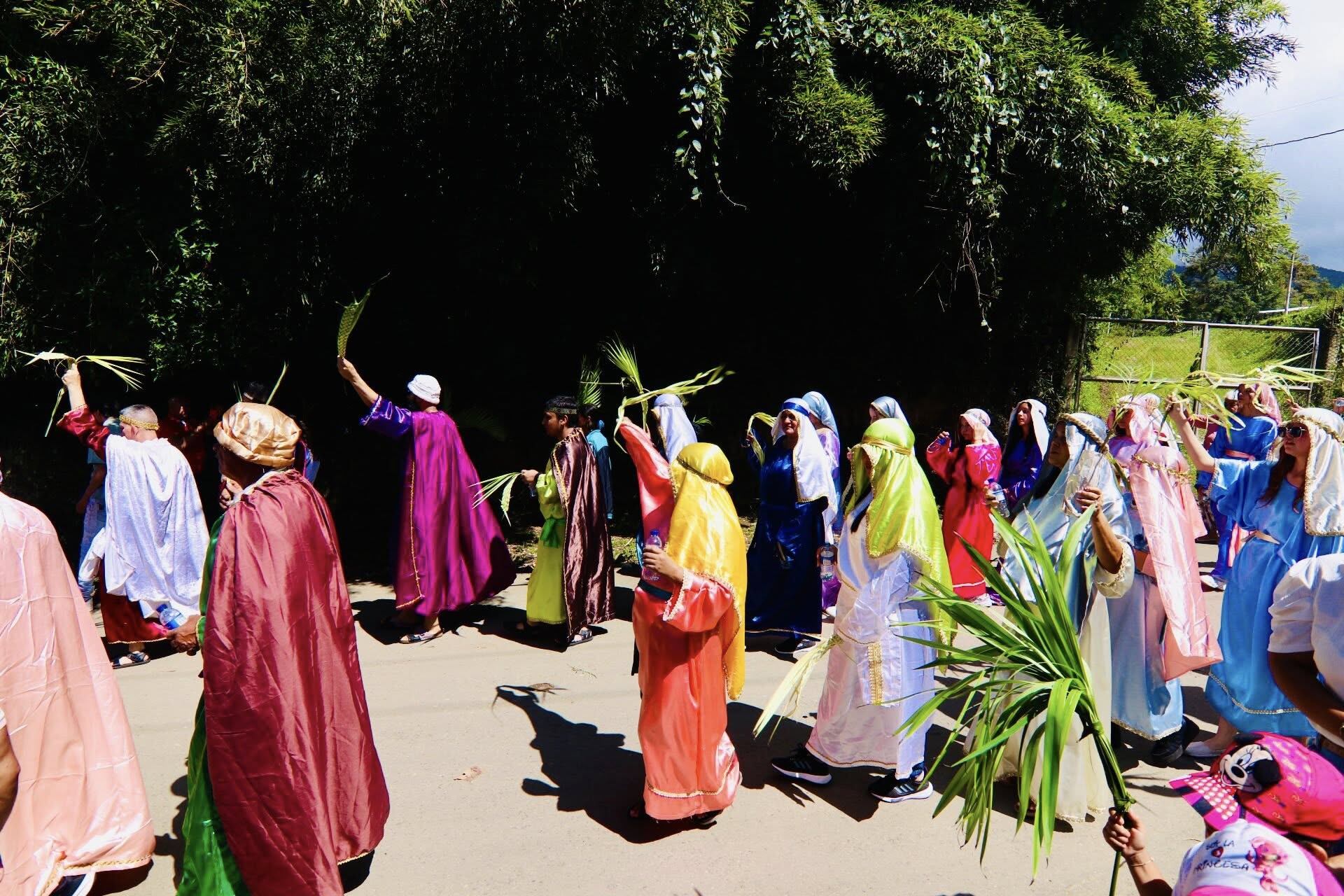 Cientos de familias acompañaron la procesión que organiza la iglesia del municipio - crédito Parroquia Perpetuo Socorro Calima el Darién/Facebook