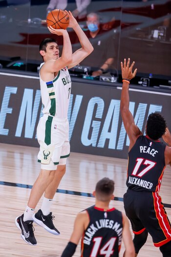 Kyle Alexander (R). EFE/EPA/ERIK S.