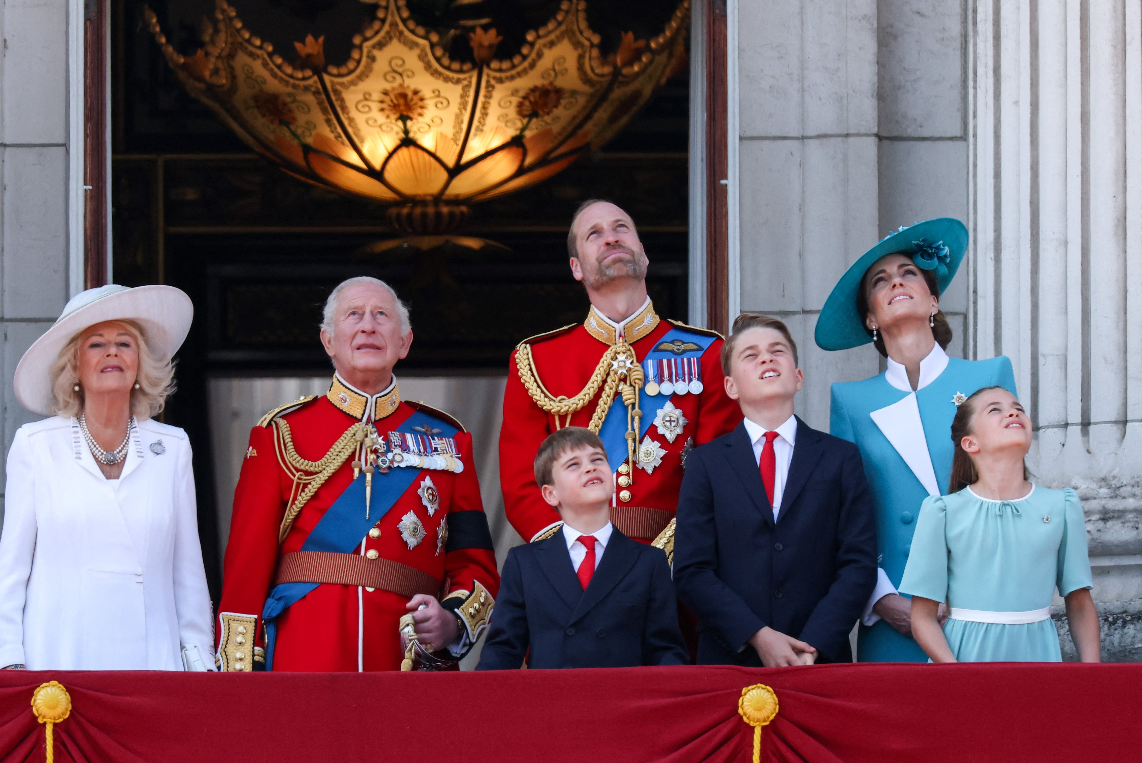 La familia real británica en el balcón del palacio de Buckingham en el Trooping the Colour del año 2025. (REUTERS/Toby Melville)