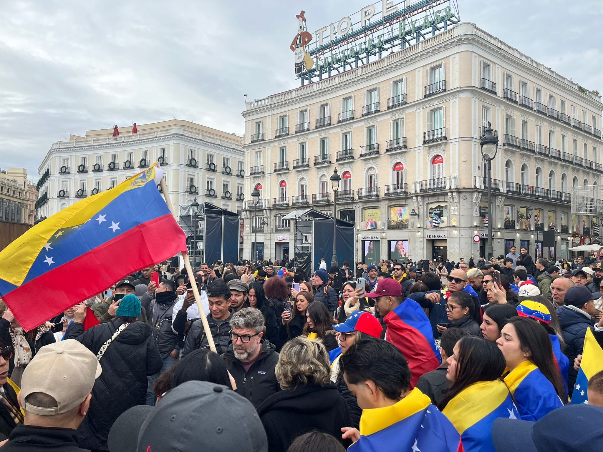 Miles de venezolanos en Madrid celebran la captura de Maduro en la Puerta del Sol: “Esperamos que por fin se haga respetar la voluntad del pueblo”