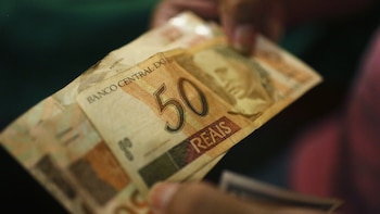 Dólar hoy en Brasil: real se desploma en la cotización de cierre este miércoles 22 de abril
