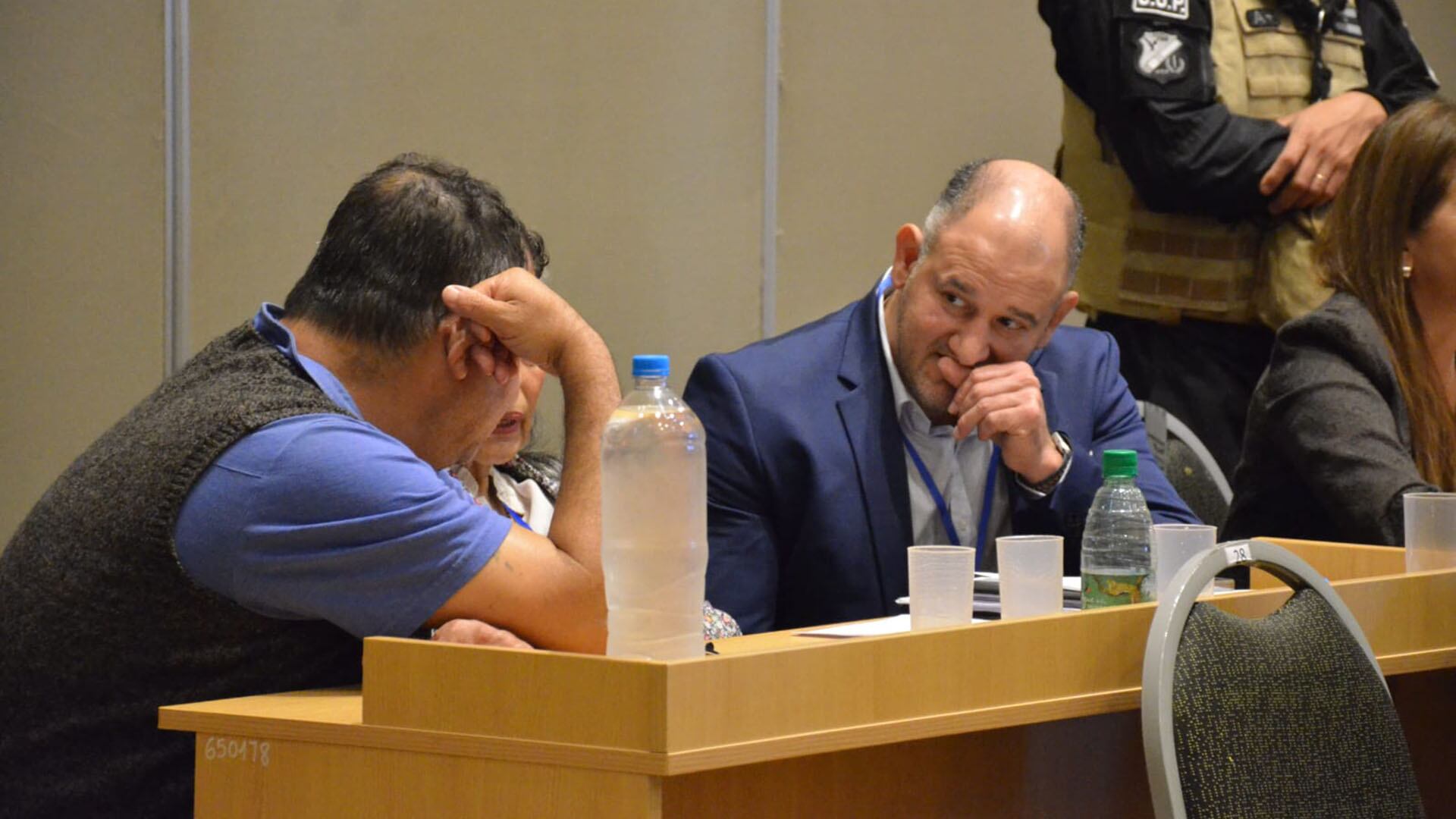 Emerenciano Sena junto a sus letrados Olga Mongeló y Ricardo Osuna