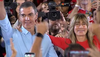 17/10/2026 Sánchez llega al mítin de Fuenlabrada (Madrid) junto a Begoña Gómez, a la espera de juicio por varios delitos.
El presidente del Gobierno, Pedro Sánchez, ha llegado al mitin que el PSOE celebra este sábado en Fuenlabrada (Madrid) acompañado de su mujer, Begoña Gómez, que se sentará en el banquillo por presuntos delitos de malversación y tráfico de influencias.
ESPAÑA EUROPA MADRID POLÍTICA