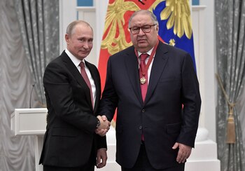 El dictador Vladímir Putin saluda al oligarca Alisher Usmanov, durante una ceremonia de entrega de premios en el Kremlin, en Moscú, en noviembre de 2018. El hombre de negocios está sancionado por la Unión Europea y las principales potencias democráticas (Reuters)