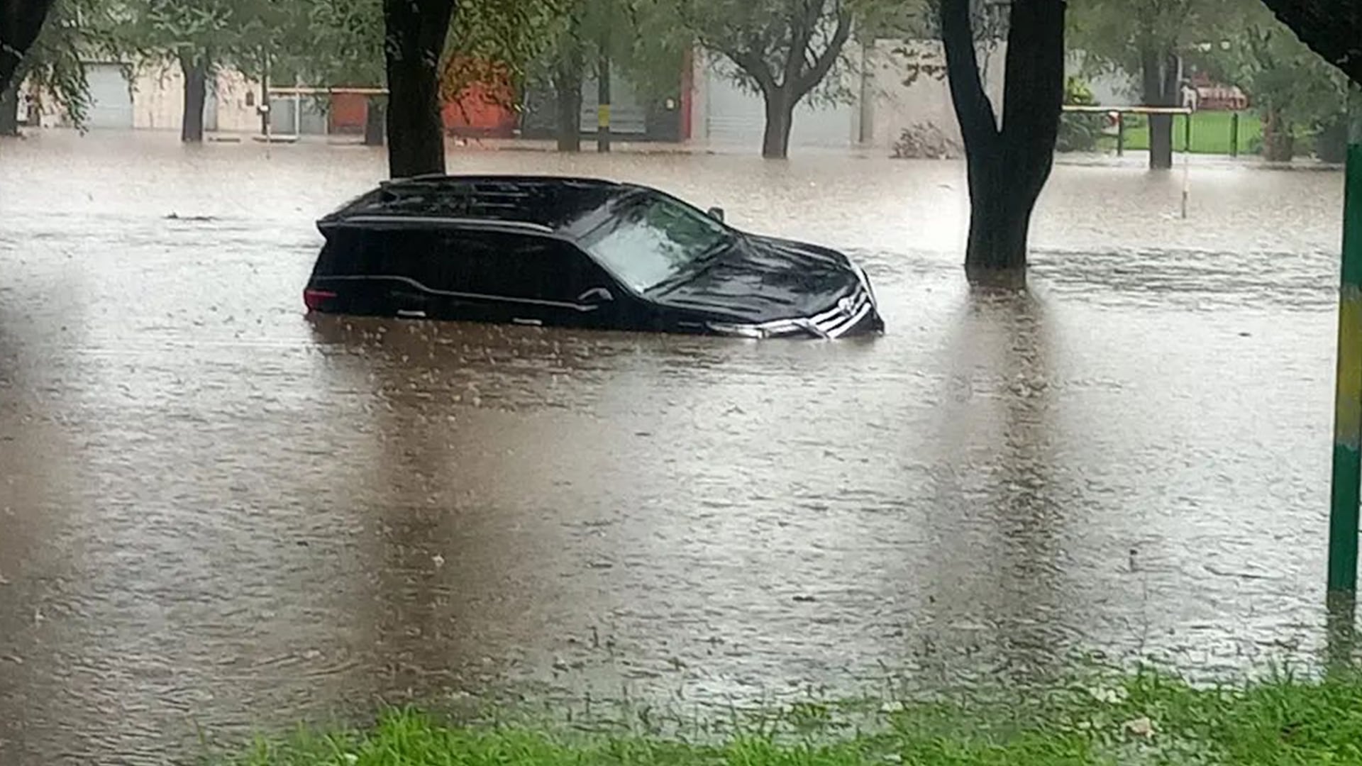 Cuando un auto queda sumerido por encima de las ruedas, la compañía de seguros puede tomar el siniestro como destrucción total, siempre que la póliza contratada lo contemple.