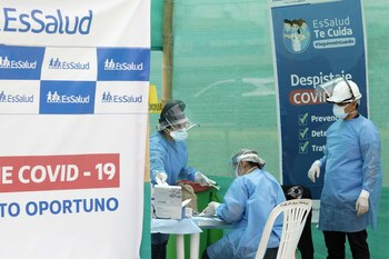 Personal sanitario peruano realiza pruebas