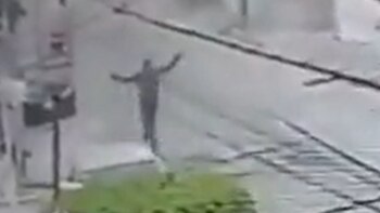 Video captó a una mujer