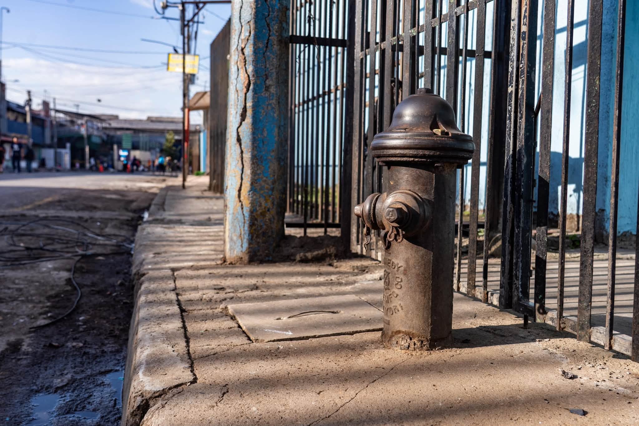 Un hidrante que data de la década de 1970 quedó expuesto tras la intervención en las cercanías del Cementerio Los Ilustres, donde la Alcaldía también recuperó un antiguo portal peatonal (Cortesía: Prensa San Salvador Centro).