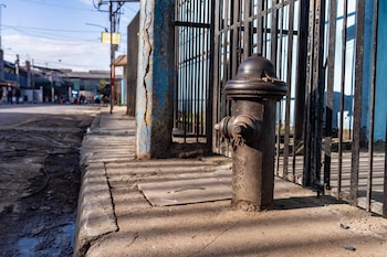 Un hidrante que data de la década de 1970 quedó expuesto tras la intervención en las cercanías del Cementerio Los Ilustres, donde la Alcaldía también recuperó un antiguo portal peatonal (Cortesía: Prensa San Salvador Centro).