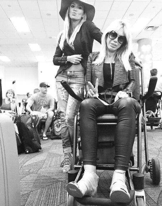 Gabriela Trenchi después de la cirugía, en silla de ruedas