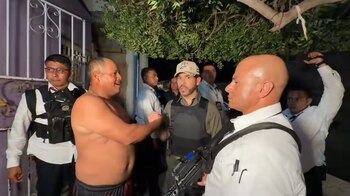 Abelardo de la Espriella recorrió las calles de Santa Marta acompañado por integrantes de la Fuerza Pública, en medio de las medidas anunciadas por el Gobierno ante las amenazas atribuidas a las ACSN. - crédito captura de video
