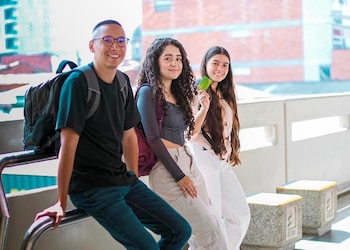 Los requisitos para acceder incluyen residir en estratos 1, 2 o 3, estar a más de un kilómetro de la institución educativa y tener entre 10 y 28 años - crédito Alcaldía de Medellín