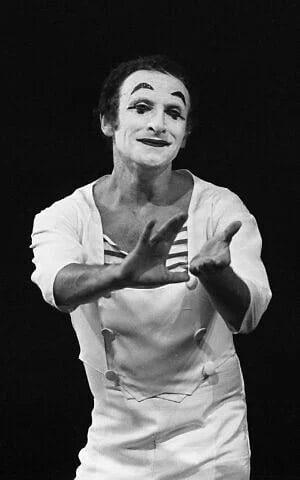 El mimo francés, Marcel Marceau, en una presentación en Berlín, en enero de 1967 (AP Photo/Edwin Reichert)
