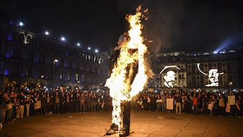 Manifestantes durante el noveno aniversario