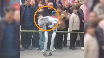 Robot humanoide se sale de control y golpea a un niño en la cara