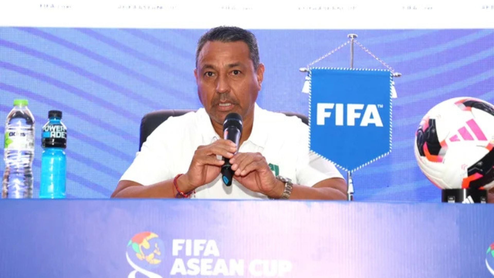 Nolberto Solano ofreciendo conferencia de prensa en la Copa ASEAN. - Crédito: FIFA