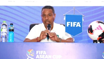 Nolberto Solano ofreciendo conferencia de prensa en la Copa ASEAN. - Crédito: FIFA