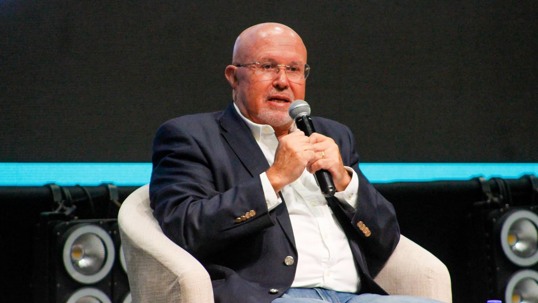 Bruce sobre López Aliaga: “No tiene libertad de vivir abiertamente, debe reprimirse y recurre al trago o al cilicio”