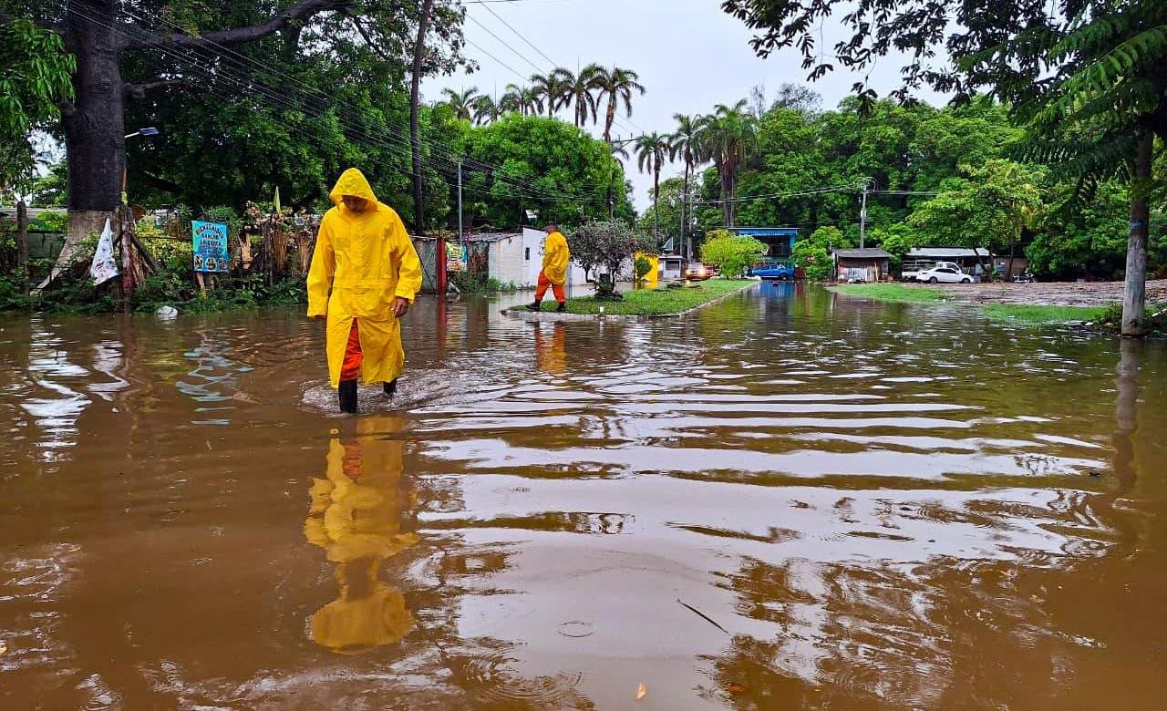 Personal de Protección Civil recorre calles inundadas tras las intensas lluvias provocadas por la tormenta Cristina en distintas zonas de El Salvador (Cortesía Secretaría de Prensa).