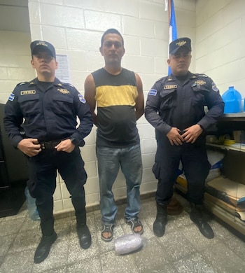 El ministro Gustavo Villatoro destaca la efectividad de los equipos K9 en la lucha contra el narcotráfico a nivel nacional. (Foto cortesía PNC)