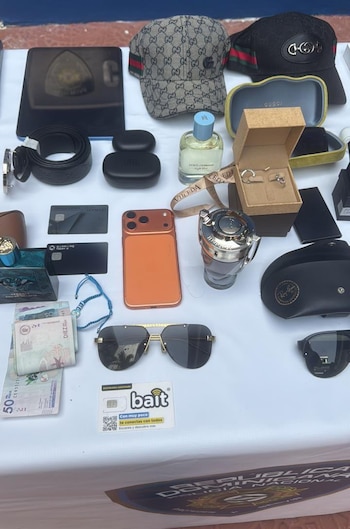 Según la Policía Nacional de República Dominicana, las víctimas eran despojadas de dinero en efectivo, prendas de valor, tarjetas, teléfonos celulares y otros objetos personales./ (Policía Nacional de República Dominicana)