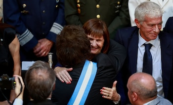 Javier Milei saludando a Patricia