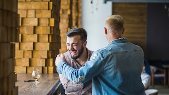 Cómo reconocer al ‘amigo camaleón’ que encaja en cualquier grupo: personas empáticas, observadoras y que saben escuchar