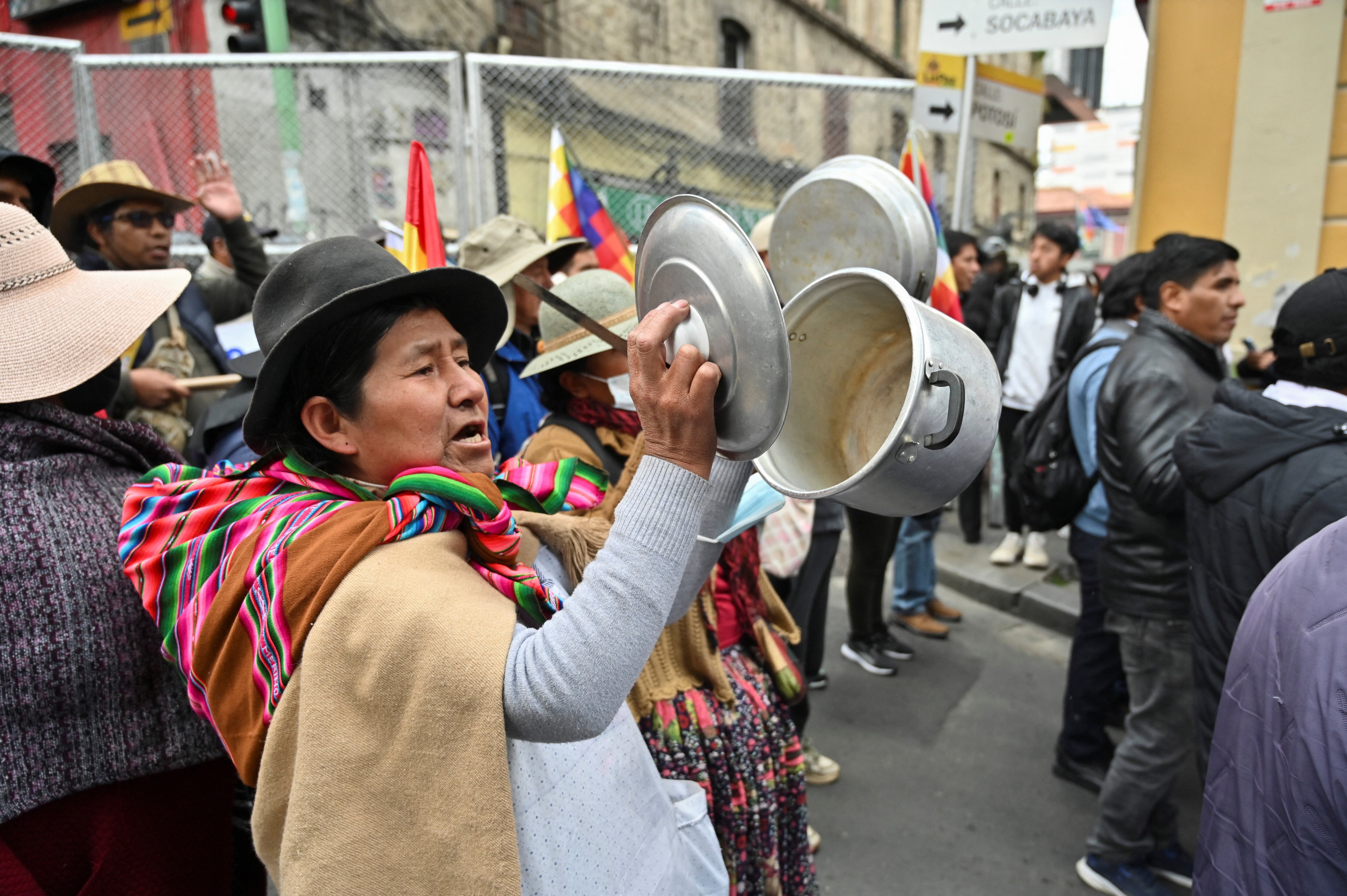 Una mujer protesta por la crisis económica y el alza de precios en Bolivia.  26 de mayo de 2025. REUTERS/Claudia Morales
