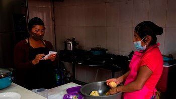 “He vuelto a tener fe”: mujeres indígenas trabajan en su propio restaurante para huir de la violencia machista