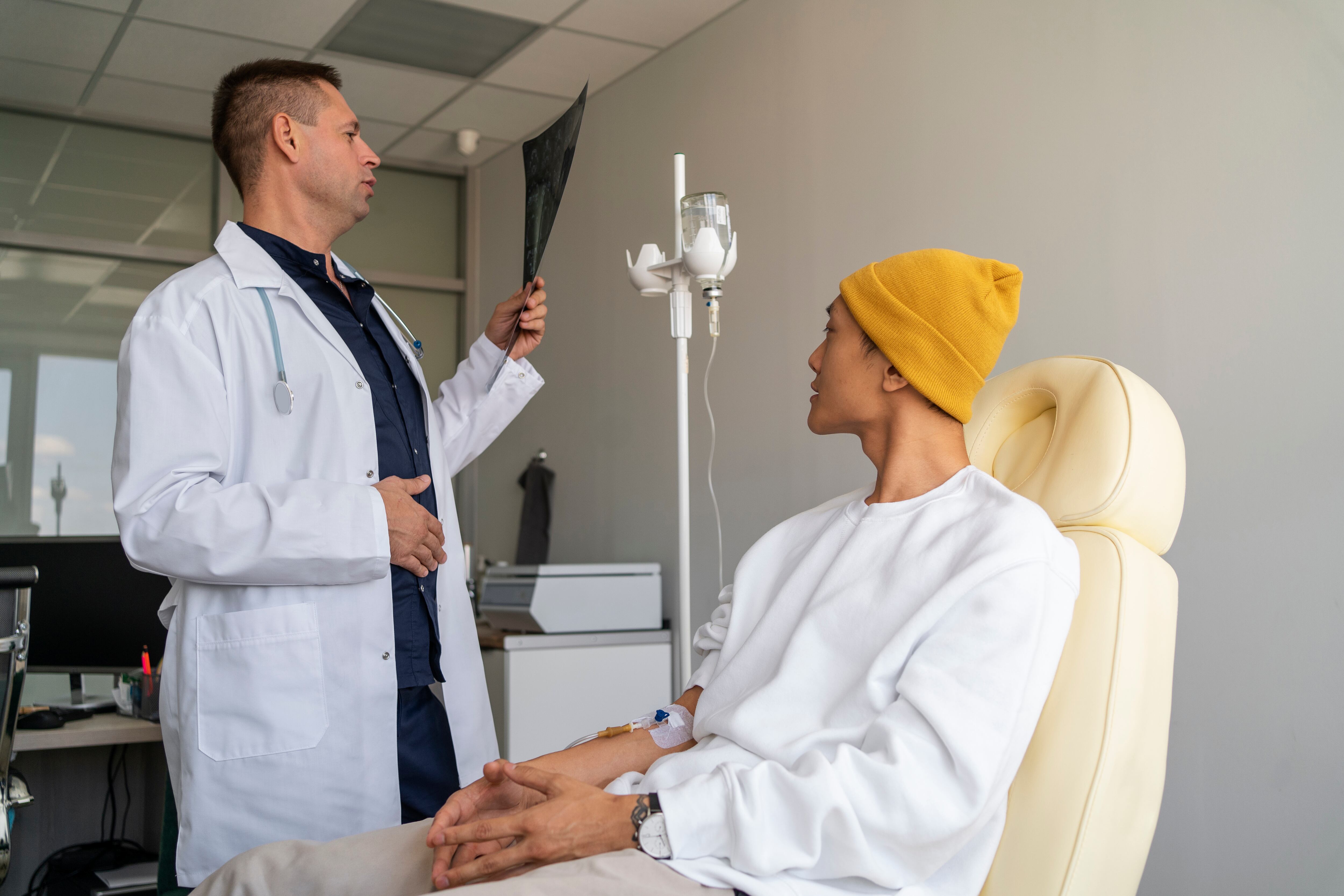 La quimioterapia utiliza fármacos que circulan por el organismo para eliminar células cancerosas o frenar su crecimiento (Crédito: Freepik)