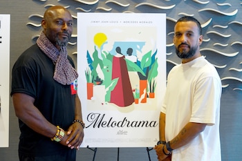 USA9995. MIAMI (ESTADOS UNIDOS), 19/04/2026.- El actor nacido en Haití Jimmy Jean-Louis (i) y el director de la película 'Melodrama', Andrés Farias, posan durante una entrevista con EFE este viernes en Miami (Estados Unidos). Un amor prohibido entre una anciana viuda de República Dominicana y un migrante procedente de Haití fue el tema central que Farías eligió para reflejar la complicada relación entre ambos países, en su película 'Melodrama'. EFE/ Alberto Boal