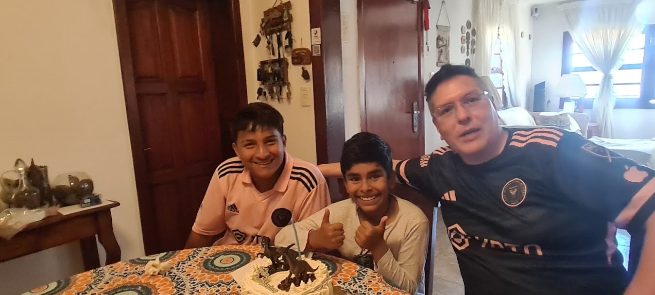 “Yo sé lo que se siente que no te elijan”, le dijo Ezequiel a Tomás cuando decidieron ampliar la familia y adoptar a Emanuel