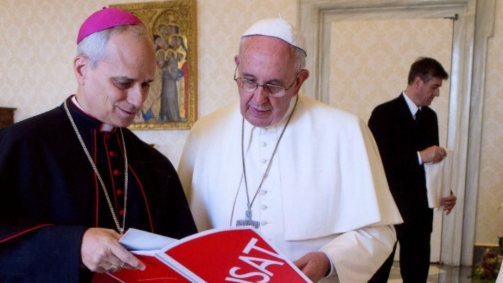 El obispo Roberto Prevost junto al papa Francisco sosteniendo un documento de la Universidad Católica Santo Toribio de Mogrovejo de Chiclayo.