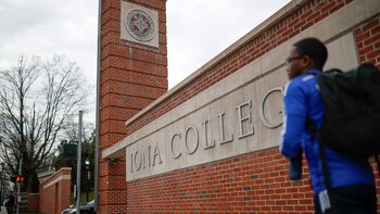 Los peatones pasan el Iona