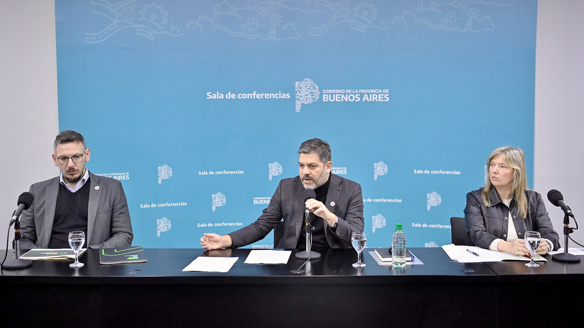 El ministro de Gobierno, Carlos Bianco, estuvo escoltado por Cristina Álvarez Rodríguez y Juan Cuattromo
