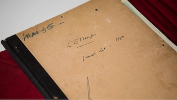 El manuscrito de ‘El extranjero’ sale del archivo familiar de Albert Camus y llega a la Biblioteca Nacional de Francia