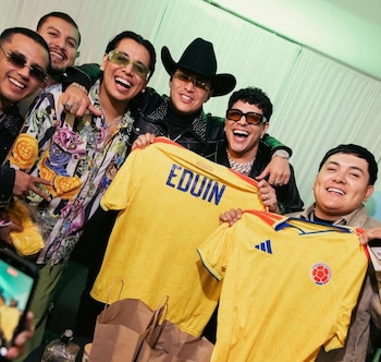 La relación entre Grupo Firme y Yeison Jiménez se consolidó en el festival Órale Wey 2025 en Bogotá, donde intercambiaron camisetas de la Selección Colombia - crédito @grupofirme/Instagram