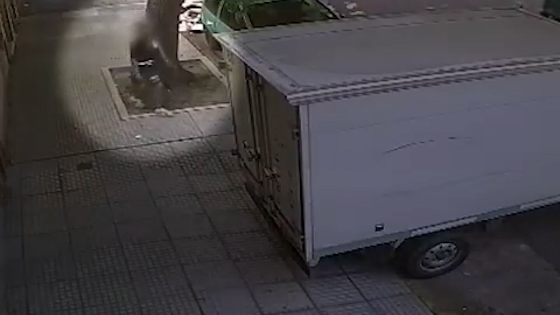 El sospechoso, justo antes de robar la moto.