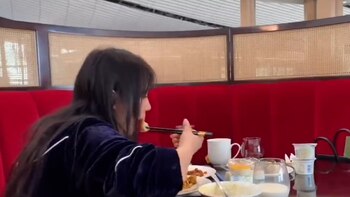 La chica comió gratis en