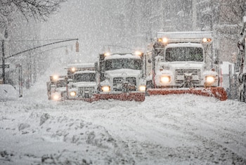 Una flota de quitanieves avanza