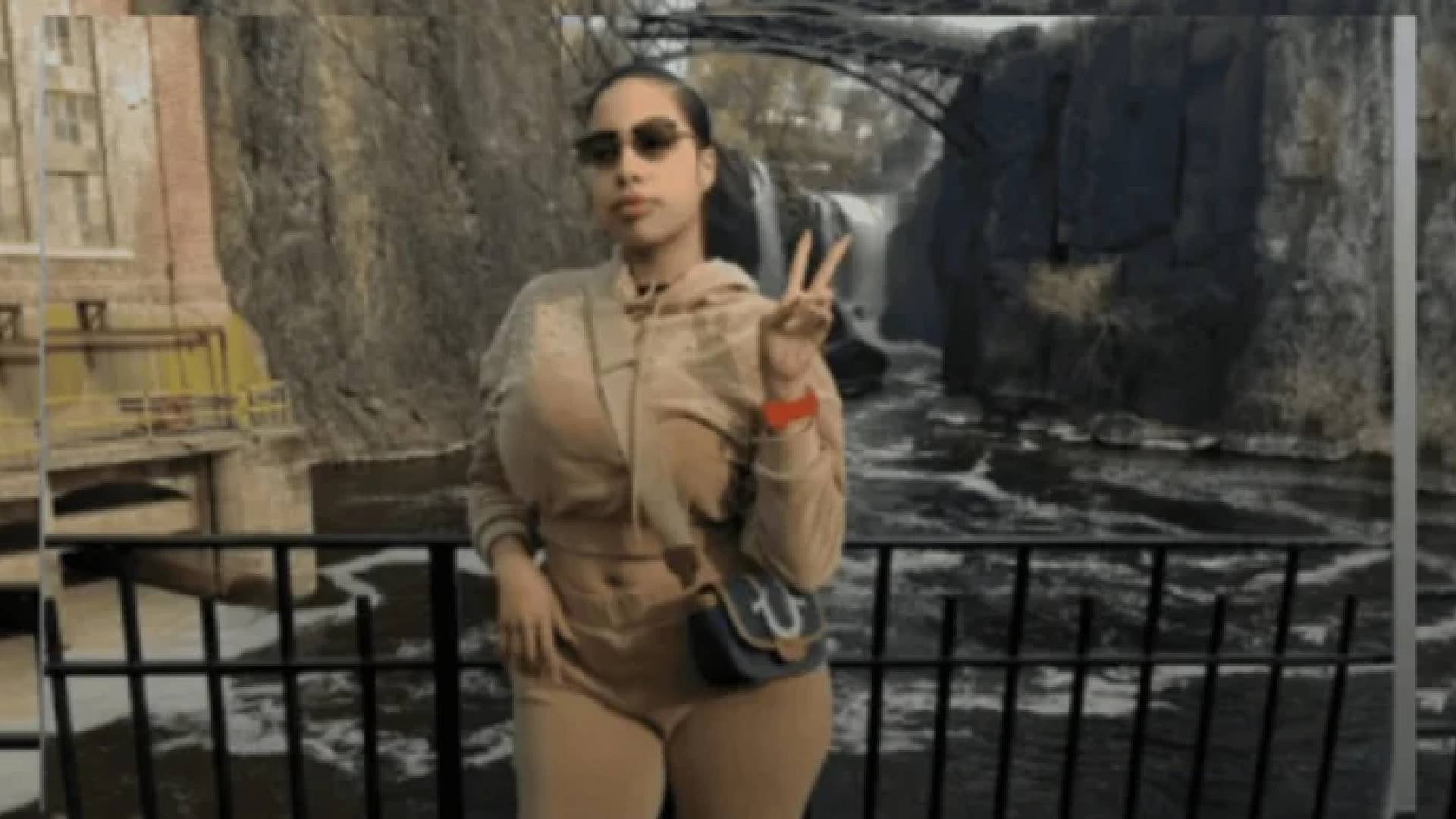 La muerte de Reyna Caceres ocurrió frente a un parque y una escuela elemental, generando alarma por la seguridad en el vecindario (X)